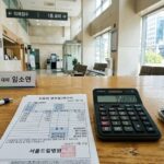 병원 원무과 창구에 놓인 진료비 영수증과 계산기