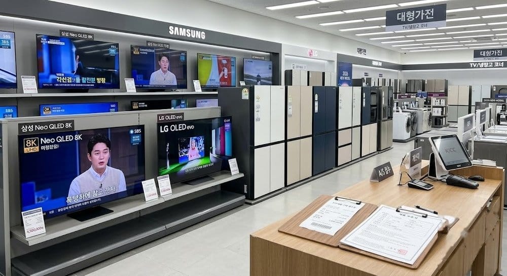 전자제품 매장 가전 진열대와 영수증
