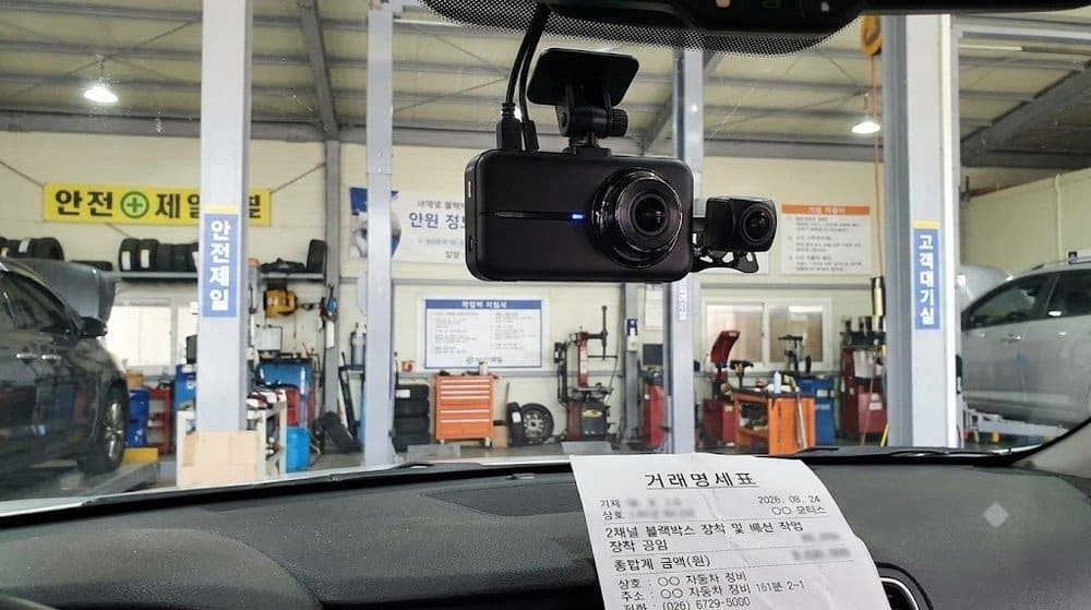 자동차 대시보드에 장착된 2채널 블랙박스 클로즈업
